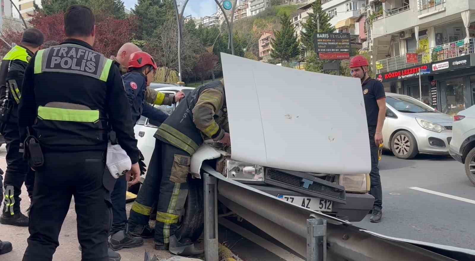 Kocaeli’de facianın eşiğinden dönüldü: Freni tutmayan otomobil bariyerlere çarptı 4 kocaelide facianin esiginden donuldu freni tutmayan otomobil bariyerlere carpti 0 a3NnBmwy
