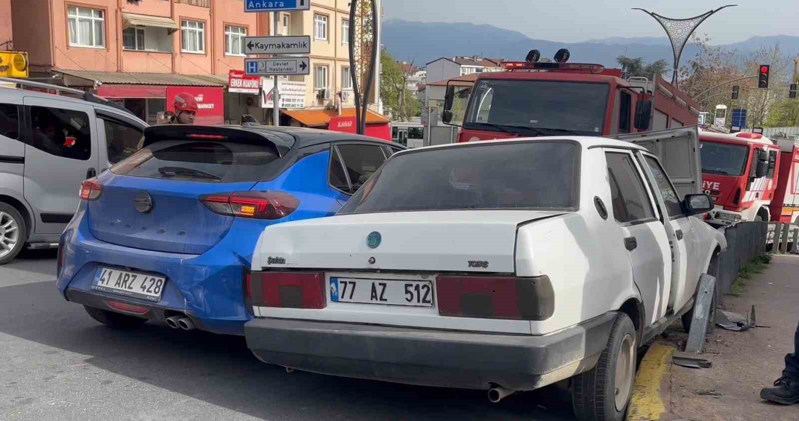 Kocaeli’de facianın eşiğinden dönüldü: Freni tutmayan otomobil bariyerlere çarptı 5 kocaelide facianin esiginden donuldu freni tutmayan otomobil bariyerlere carpti 1