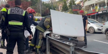 kocaelide-facianin-esiginden-donuldu-freni-tutmayan-otomobil-bariyerlere-carpti-tvlTWKh3.jpg