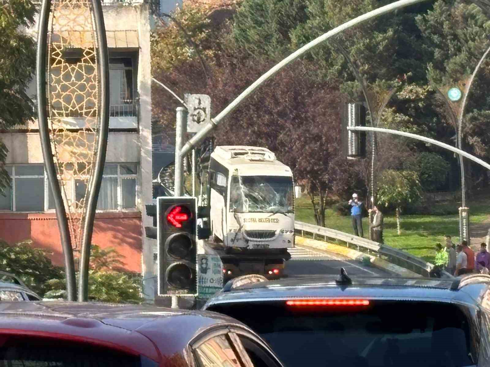 kocaelide freni bosalan otobus duvara carpti 3u polis 7 yarali 1 SZrOlyVS