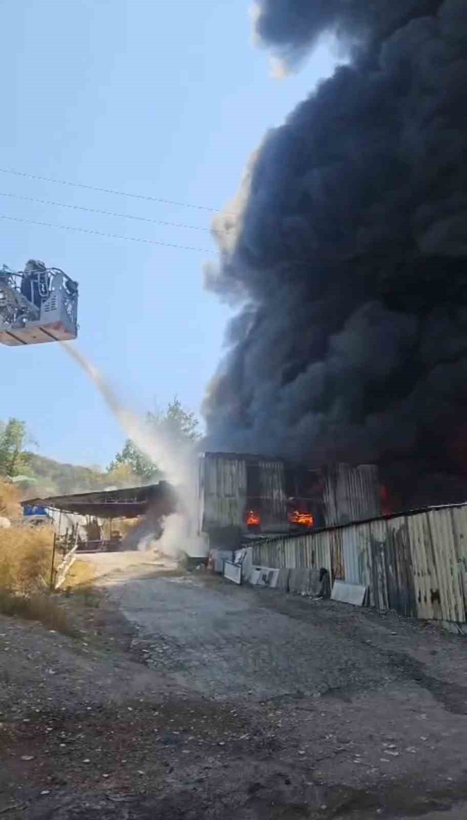 kocaelide is yerinde cikan yangina mudahale ediliyor 0 zzjtKKVC