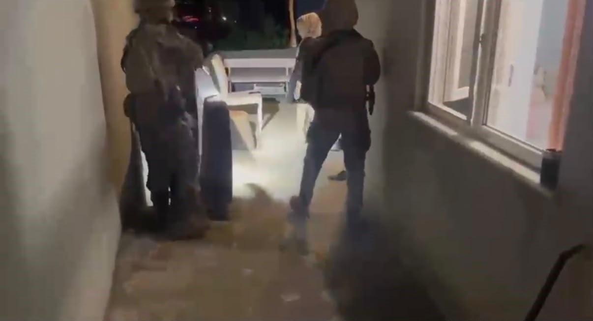 Kocaeli’de iş yerini benzin dökerek yakmaya çalıştılar: 5 gözaltı 6 kocaelide is yerini benzin dokerek yakmaya calistilar 5 gozalti 2 bJiGYfrL