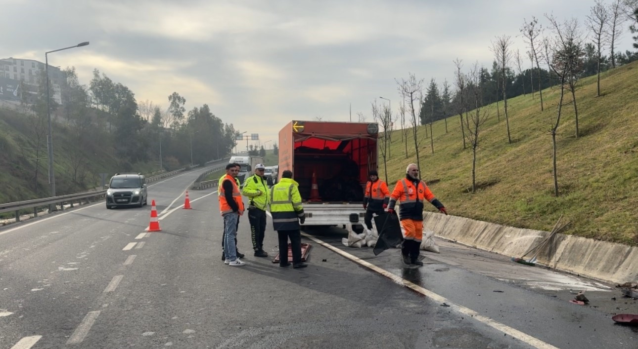 kocaelide istinat duvarina carpan tirin surucusu agir yaralandi 1 z7JOGtkB