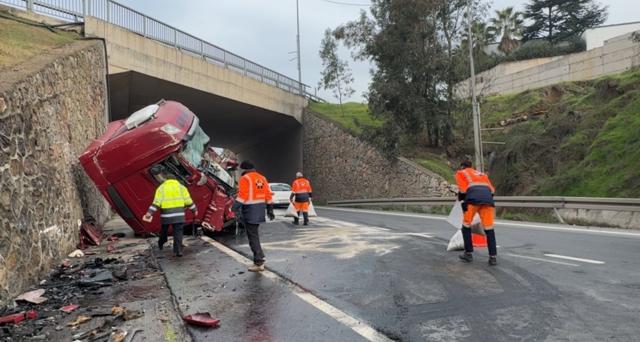 kocaelide istinat duvarina carpan tirin surucusu agir yaralandi 2 5Yg9CRCh