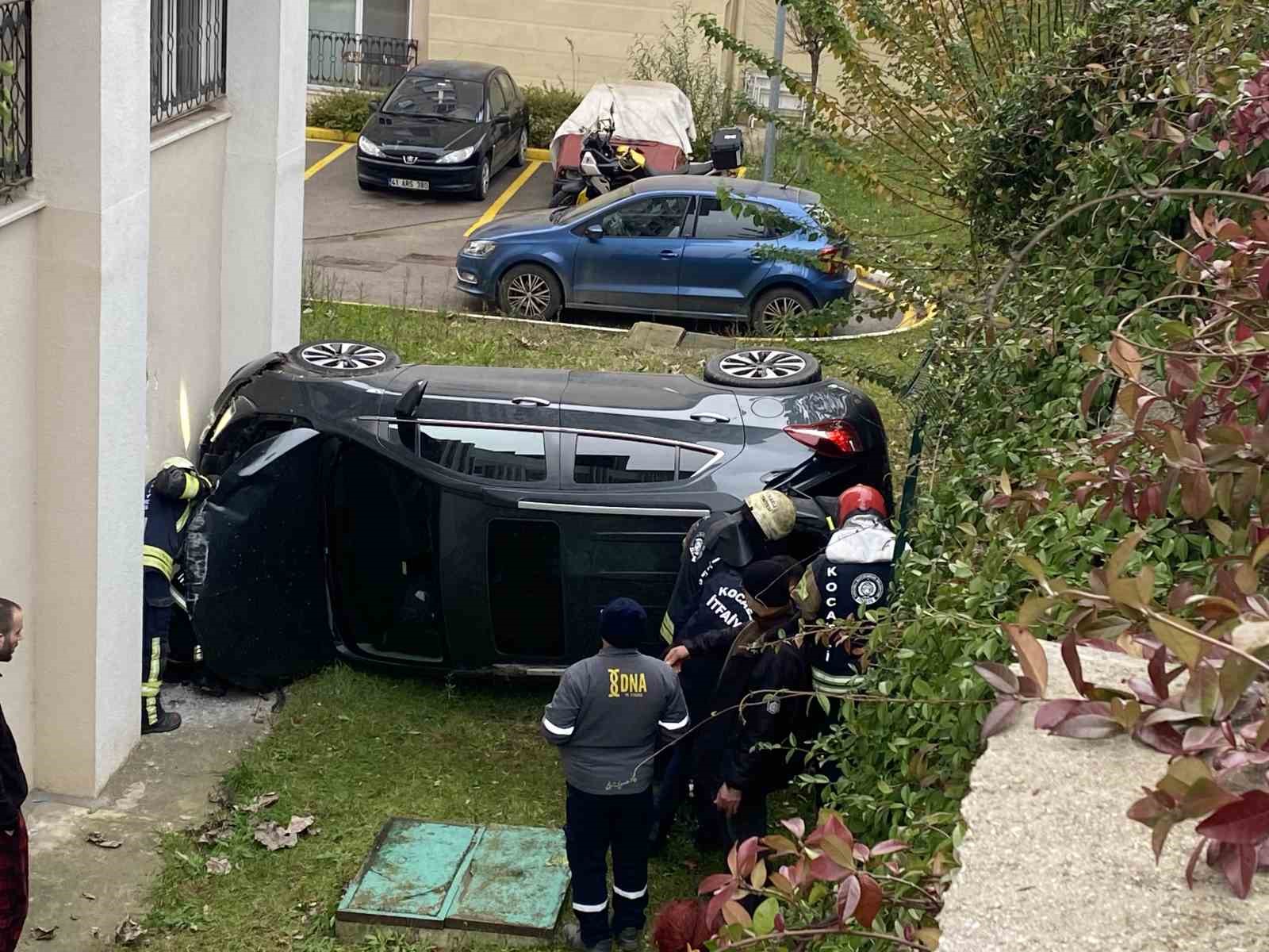 kocaelide istinat duvarindan dusen otomobildeki anne ve kizi yaralandi 0 cz8wqzbE