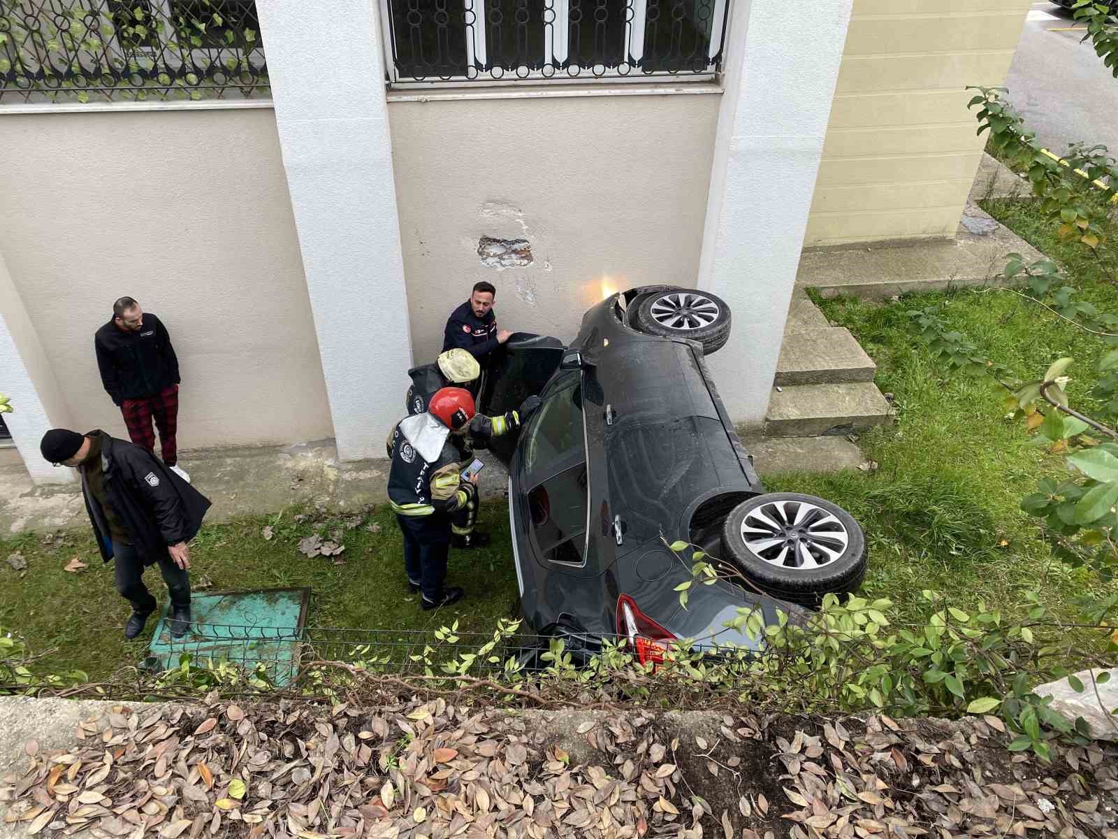 kocaelide istinat duvarindan dusen otomobildeki anne ve kizi yaralandi 1 PYuVp1Lf