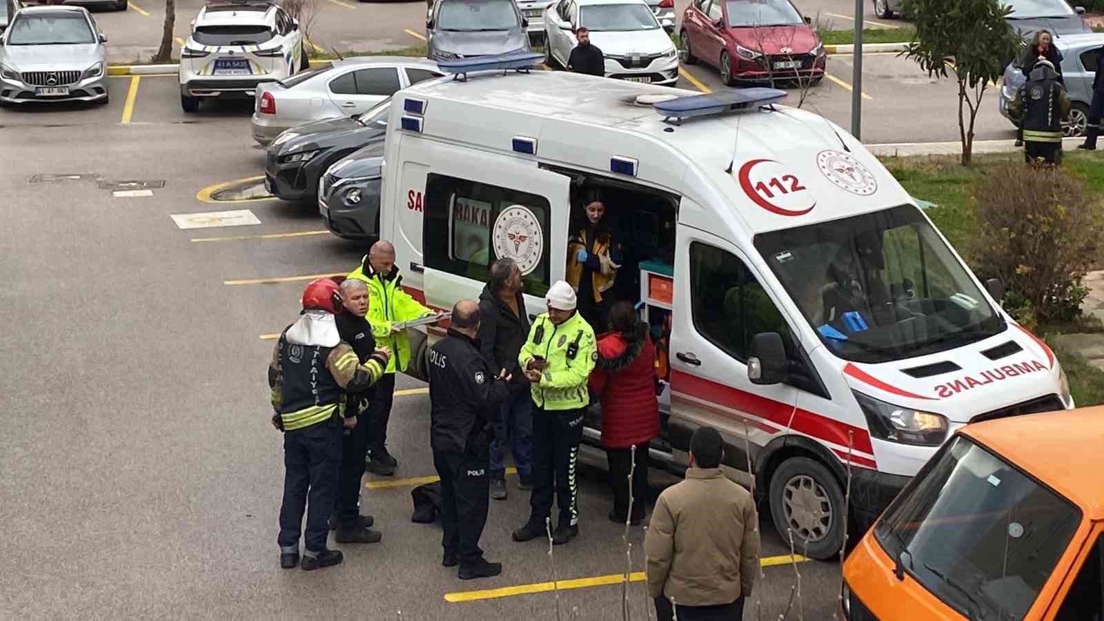 kocaelide istinat duvarindan dusen otomobildeki anne ve kizi yaralandi 3 sgVUfEnr