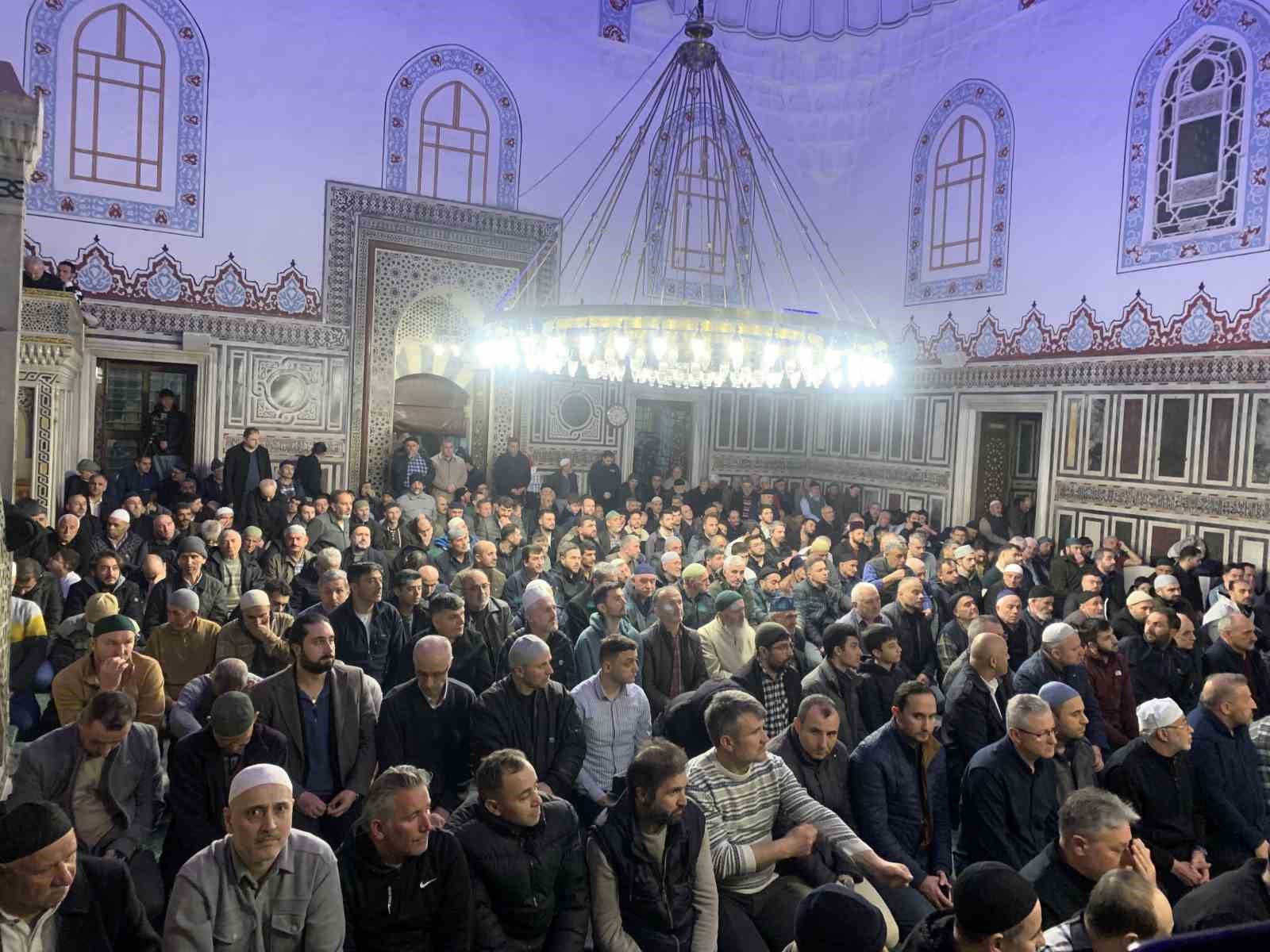kocaelide kadir gecesi camilerde dualarla idrak edildi 1 eEKmpIlW