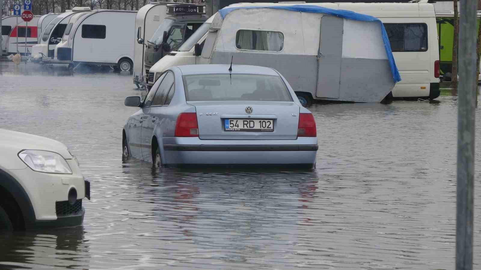 kocaelide karavanlar su icinde kaldi otopark sulara teslim oldu 1 nQKgfiFM