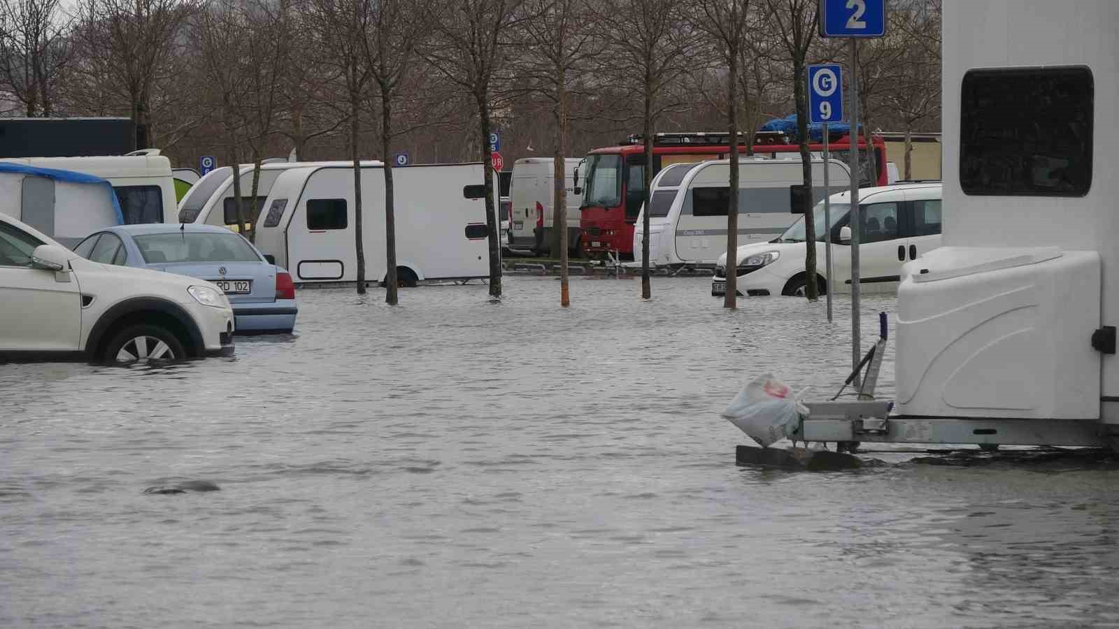 kocaelide karavanlar su icinde kaldi otopark sulara teslim oldu 3 rzhVhSSp