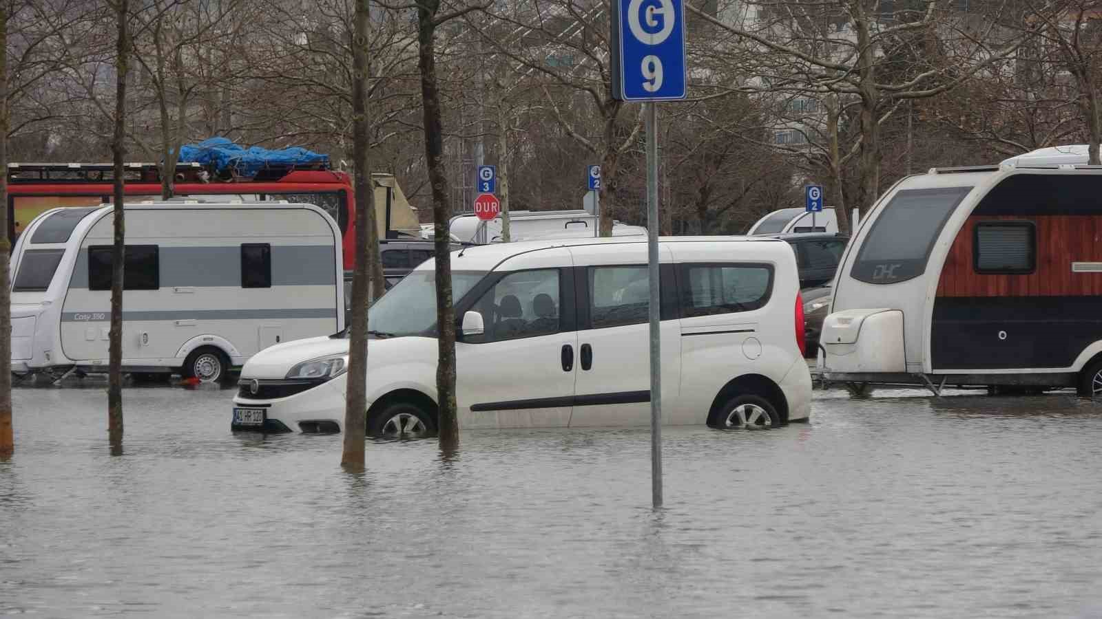 kocaelide karavanlar su icinde kaldi otopark sulara teslim oldu 4 jjiq6NSb
