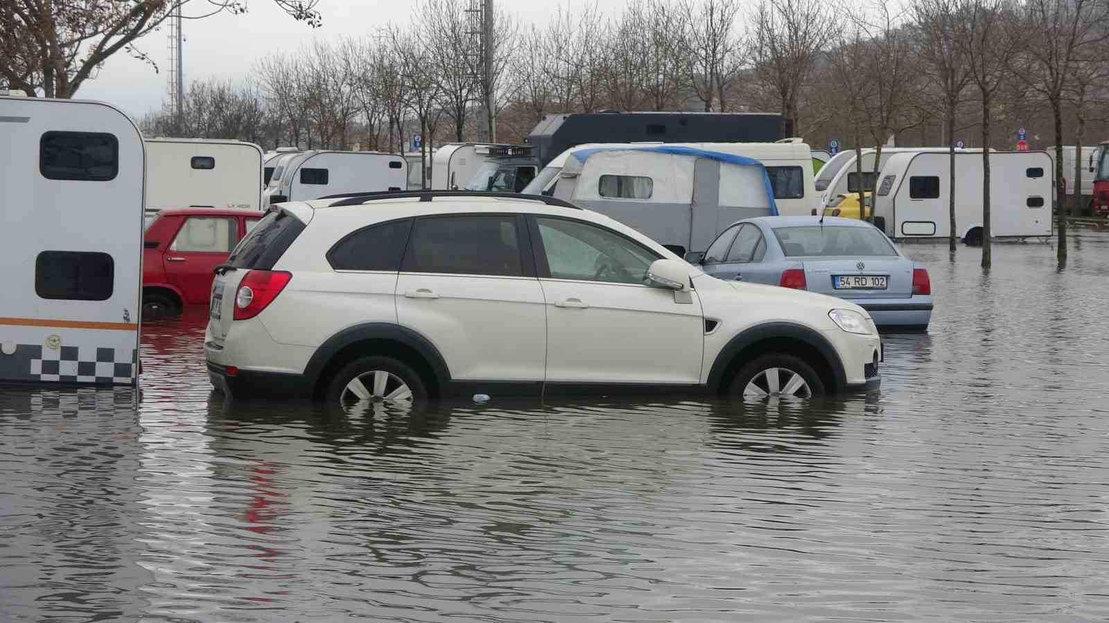 kocaelide karavanlar su icinde kaldi otopark sulara teslim oldu 6 sTwat3Aw