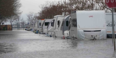kocaelide-karavanlar-su-icinde-kaldi-otopark-sulara-teslim-oldu-K1yQe7kT.jpg