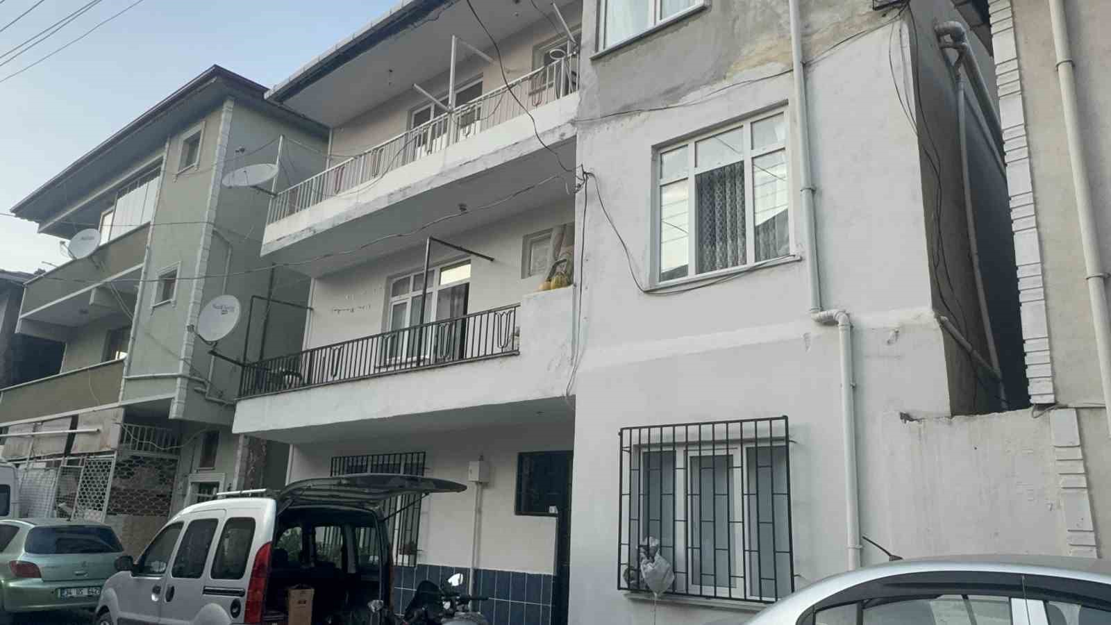 kocaelide kolonlari catlayan bir bina daha bosaltildi 4 kQAr9H57