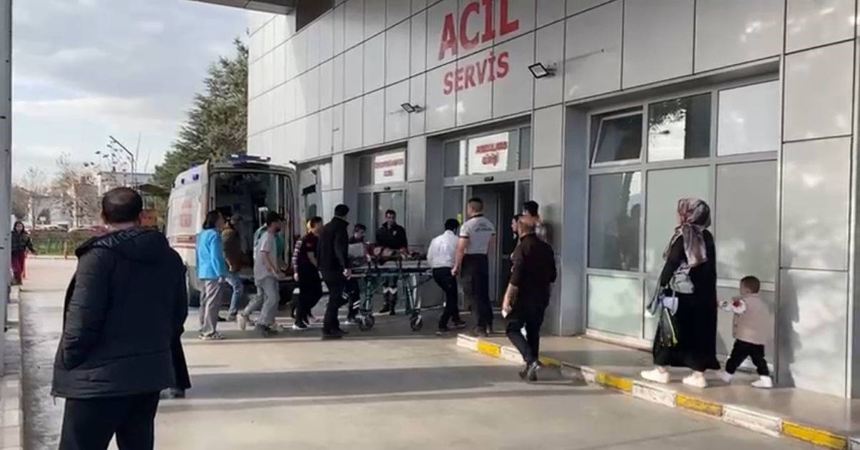 kocaelide konteyner ile tir dorsesi arasinda sikisan isci yaralandi 2 ED2pcetU