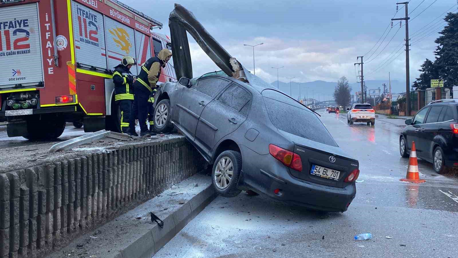 kocaelide korkutan kaza otomobil bariyerlere ok gibi saplandi 1 raa8iZA5