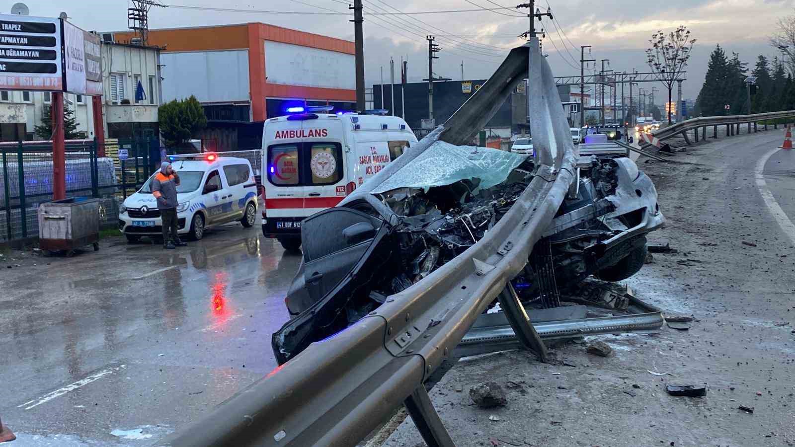 kocaelide korkutan kaza otomobil bariyerlere ok gibi saplandi 2 3jckkKTL