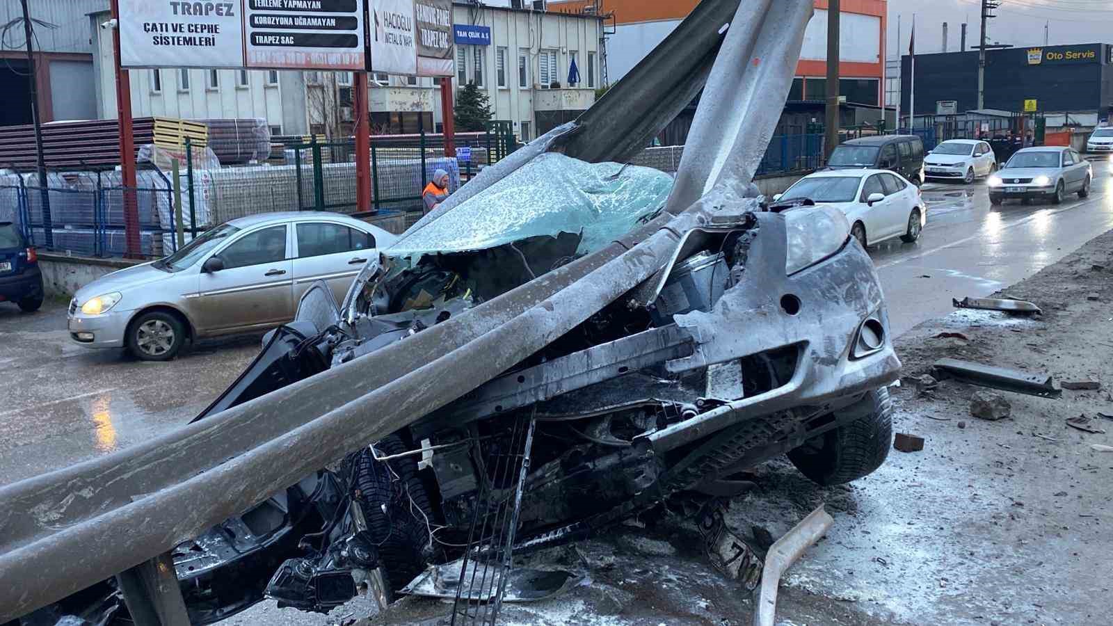 kocaelide korkutan kaza otomobil bariyerlere ok gibi saplandi 3 UaKcquRI