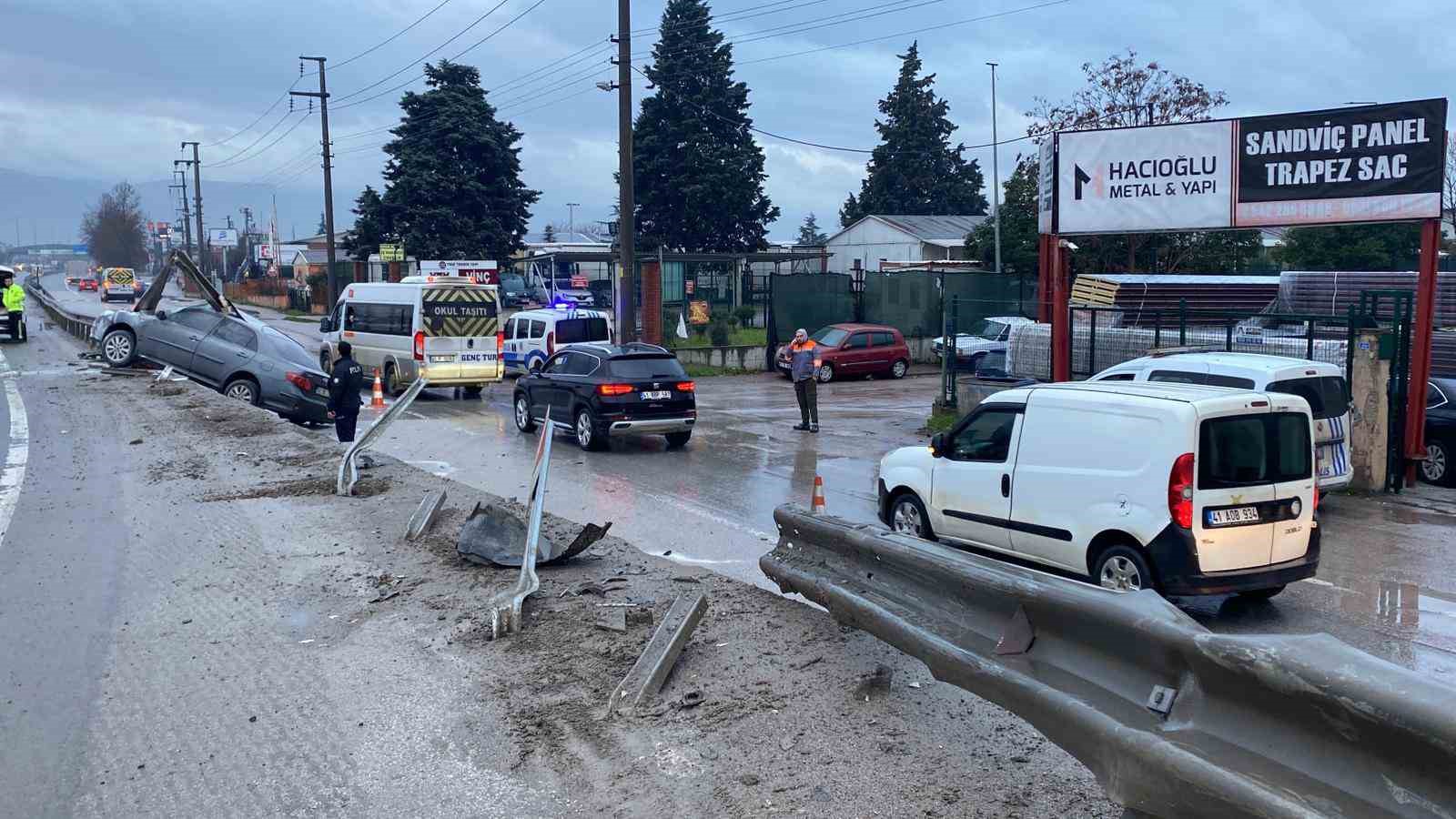 kocaelide korkutan kaza otomobil bariyerlere ok gibi saplandi 4 taqQHsCA