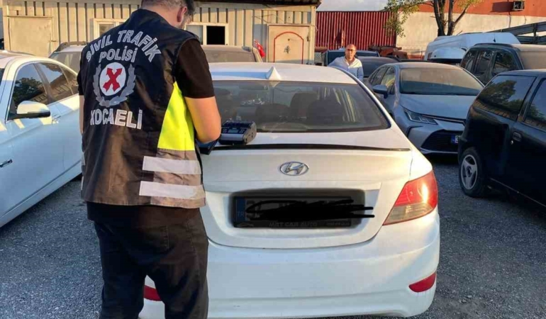 kocaelide-korsan-taksi-surucusu-ve-yolcuya-ceza-rzksuJm3.jpg