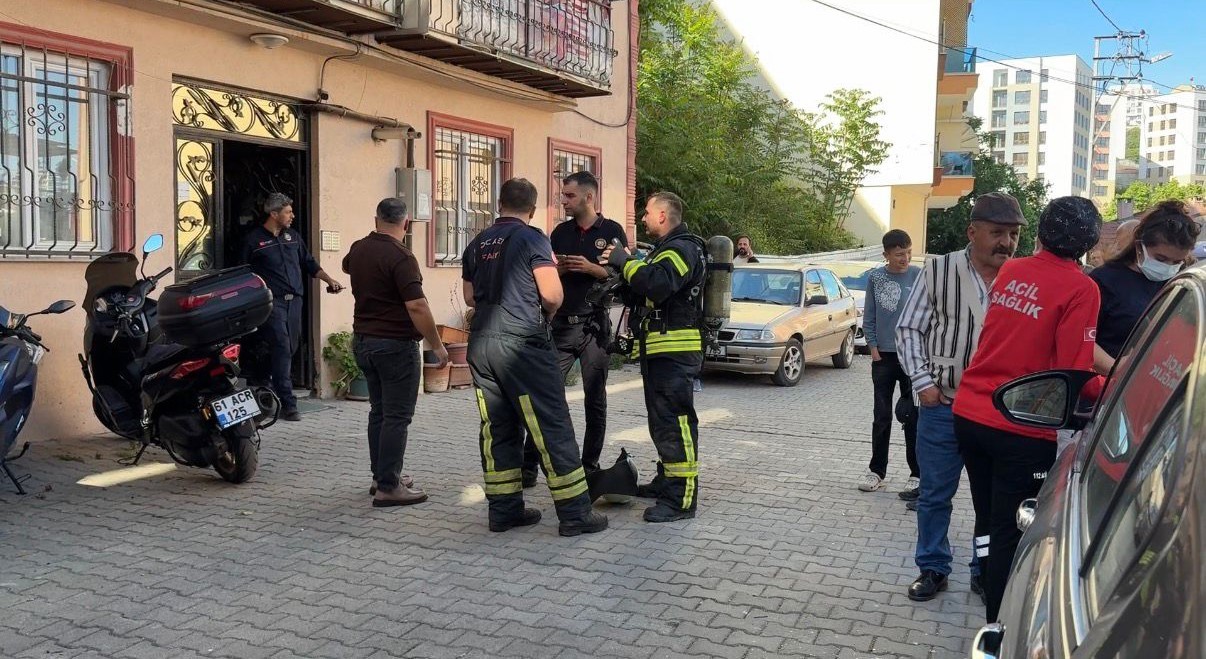 kocaelide kotu kokularin geldigi evden cansiz beden cikti 0 16rlysE3