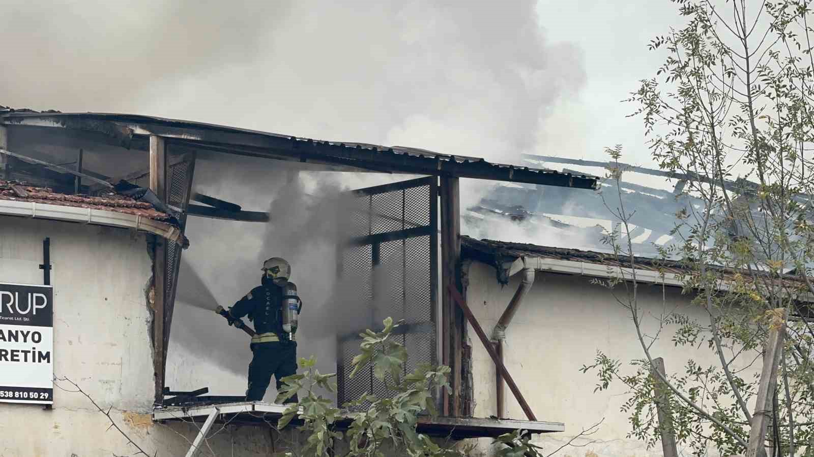 kocaelide mutfak tezgahlari uretim tesisinde korkutan yangin 2 qs1StUqn