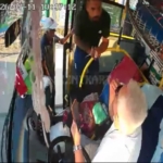 kocaelide-otobus-soforunun-zor-anlari-kamerada-boyle-kufur-ve-tehdit-etti-Id33c7Gt.jpg