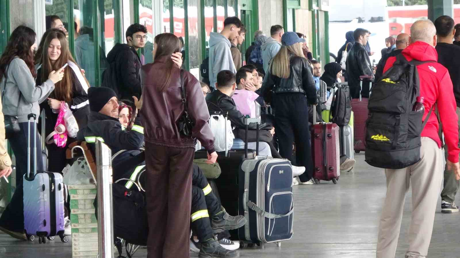 kocaelide otogarda bayram yogunlugu biletler tukenmis durumda 0 8Bj87sIS