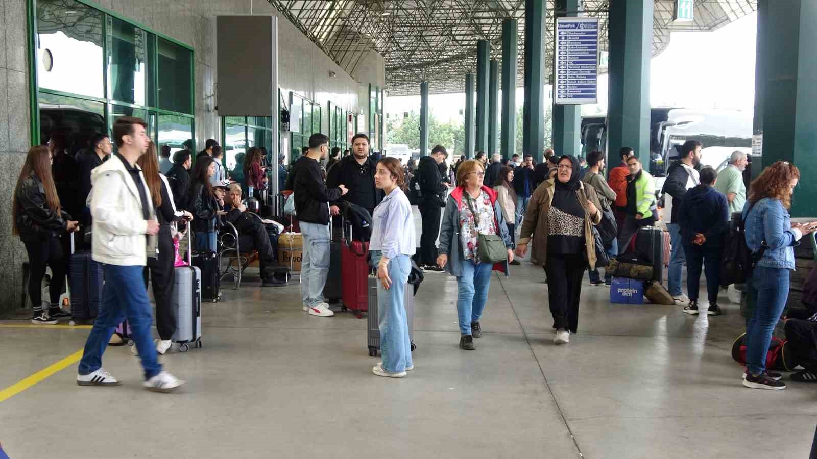 kocaelide otogarda bayram yogunlugu biletler tukenmis durumda 6 zinPdYzV