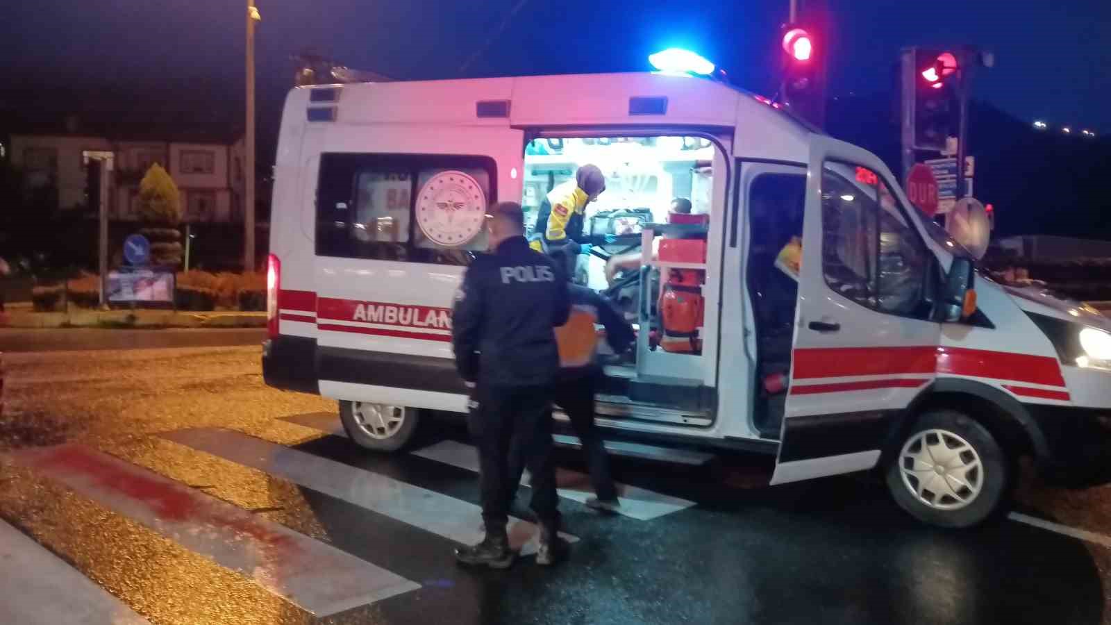 kocaelide otomobil hafif ticari araca carpti 3 yarali 0 DUGNjFIU
