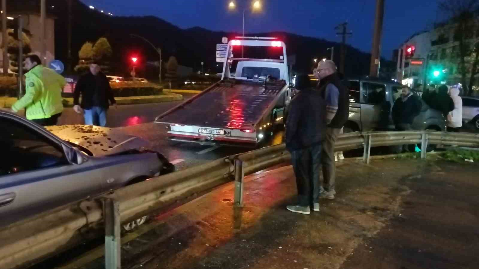 kocaelide otomobil hafif ticari araca carpti 3 yarali 2 qJUndQZD