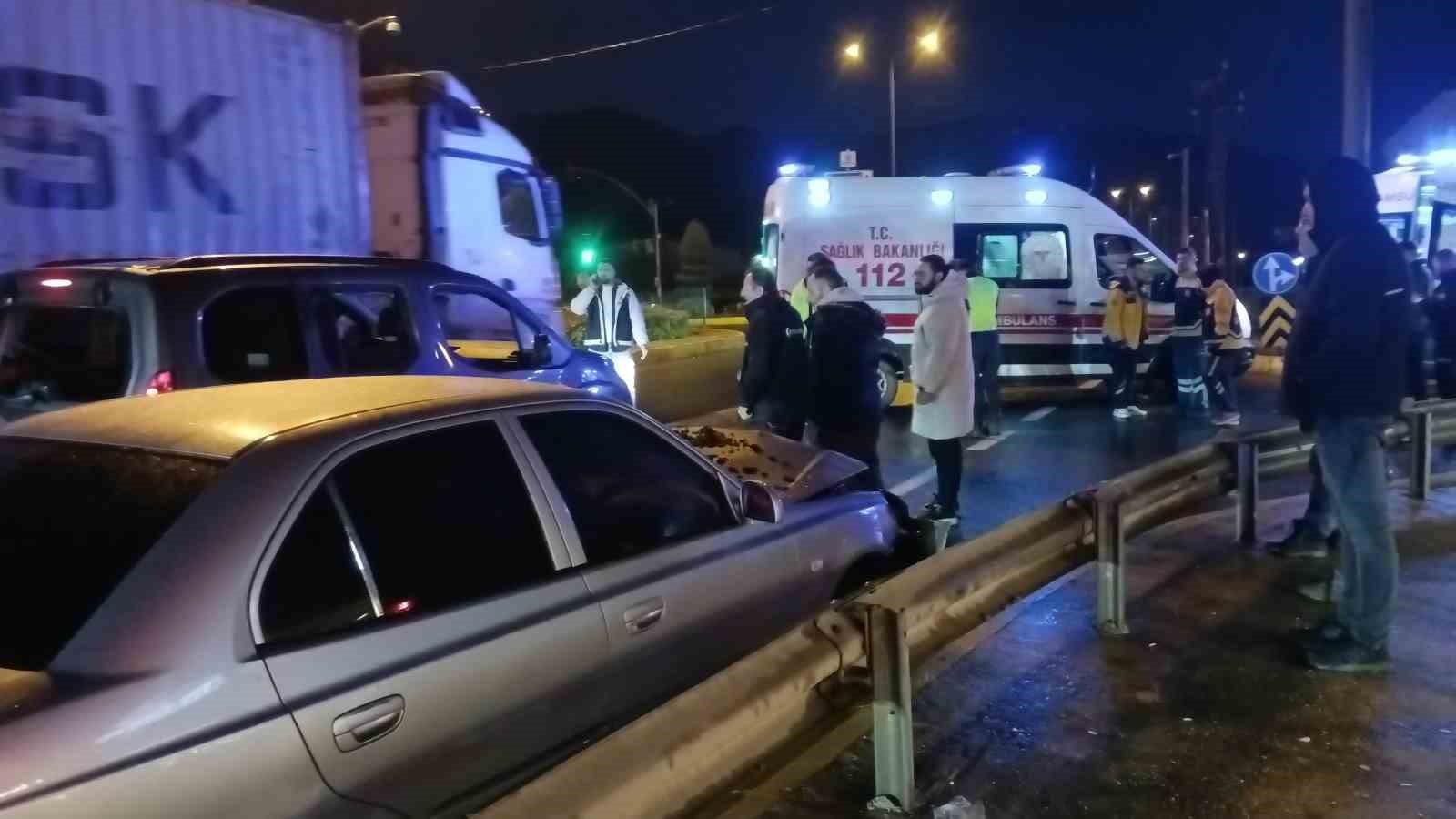 kocaelide otomobil hafif ticari araca carpti 3 yarali 3 GLqrZ6RI
