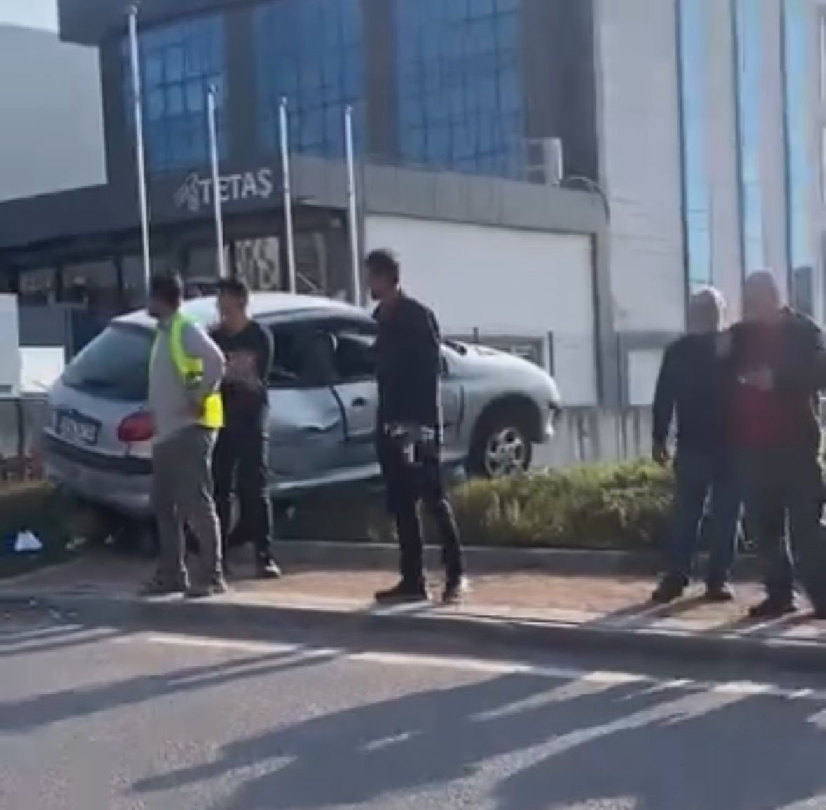 kocaelide otomobil yayalara carpip refuje cikti 1i agir 2 yarali 1 6myjkV3W