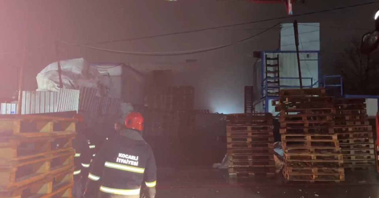 Kocaeli’de palet deposunda yangın 5 kocaelide palet deposunda yangin 1