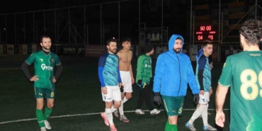 kocaelide-rakipleri-gol-atsin-diye-yere-yatan-futbolcularin-savunmalari-alindi-bMKS2ZOh.jpg