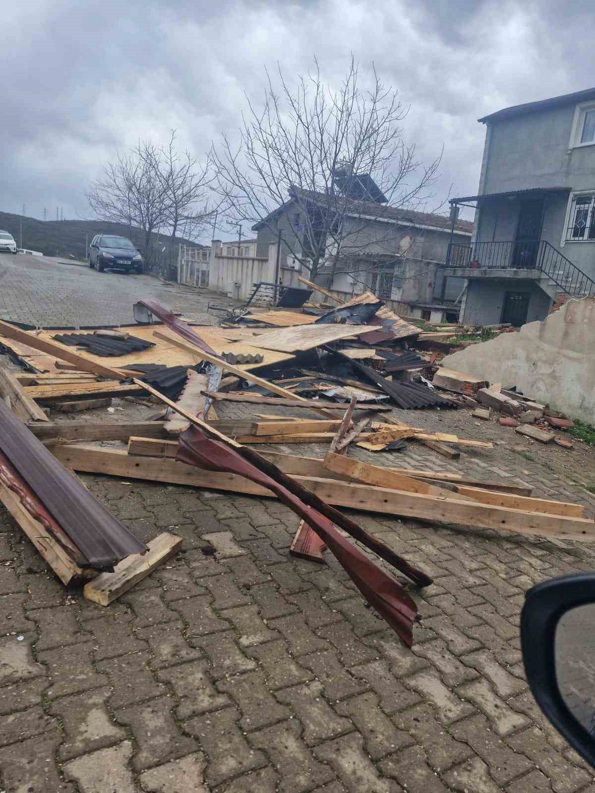 kocaelide sadece bir mahallede 186 evin catisi uctu hasar tespit calismalari devam ediyor 4 nkRDzJTY