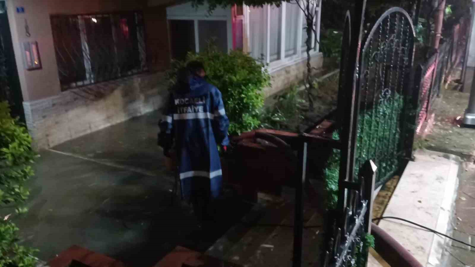 Kocaeli’de sağanak etkili oldu: ev ve iş yerlerini su bastı 4 kocaelide saganak etkili oldu ev ve is yerlerini su basti 0 gmmtjjPt