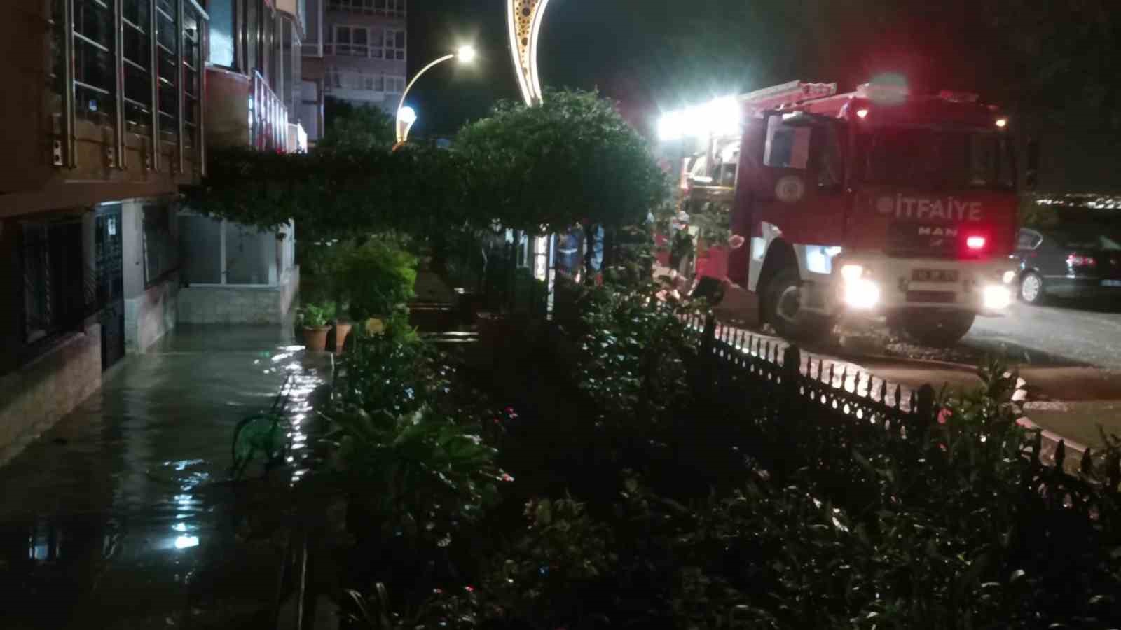Kocaeli’de sağanak etkili oldu: ev ve iş yerlerini su bastı 5 kocaelide saganak etkili oldu ev ve is yerlerini su basti 1 d9M2dZXS