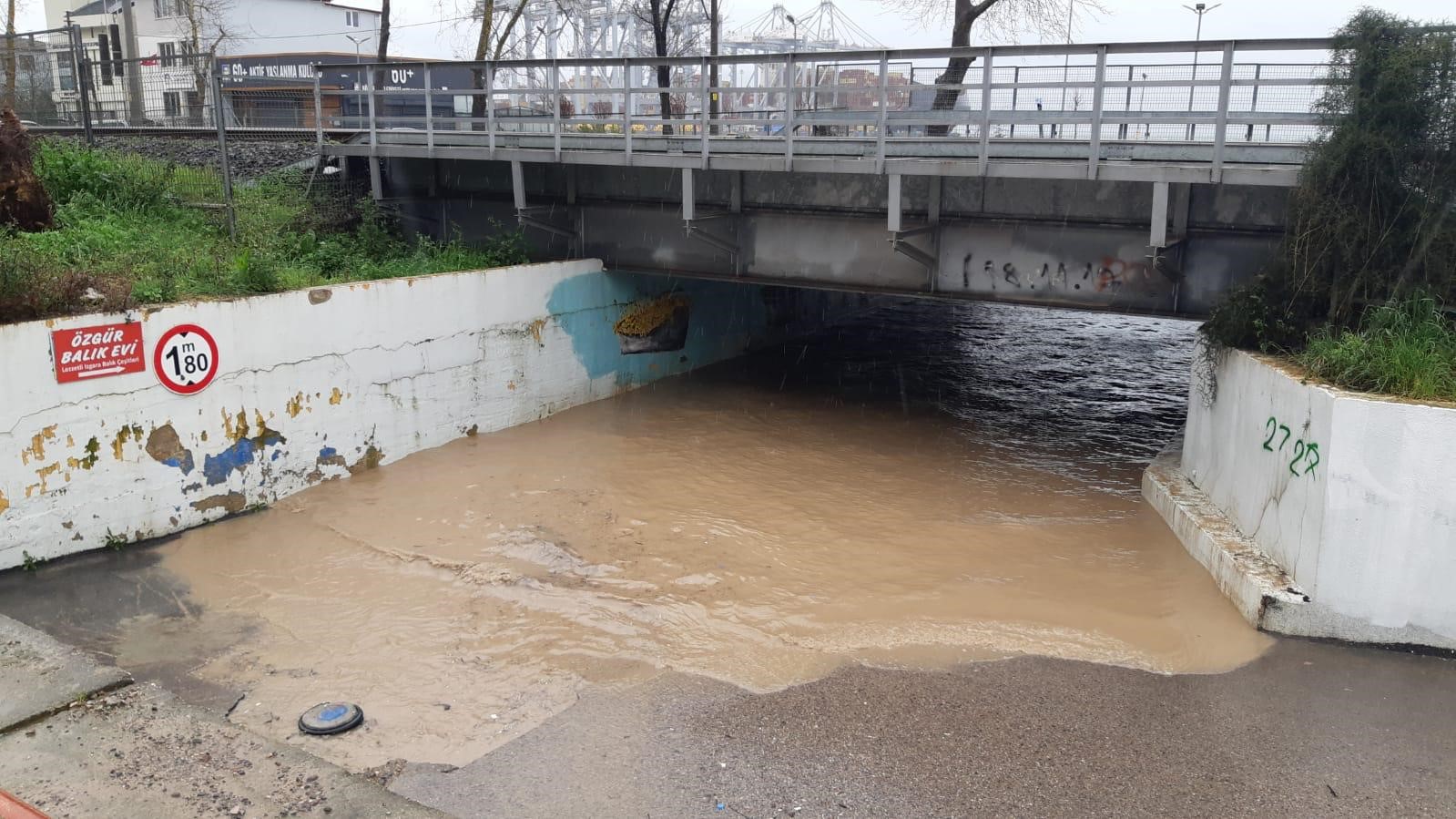 kocaelide saganak sebebiyle alt gecidi su basti 0 fDcj7X43