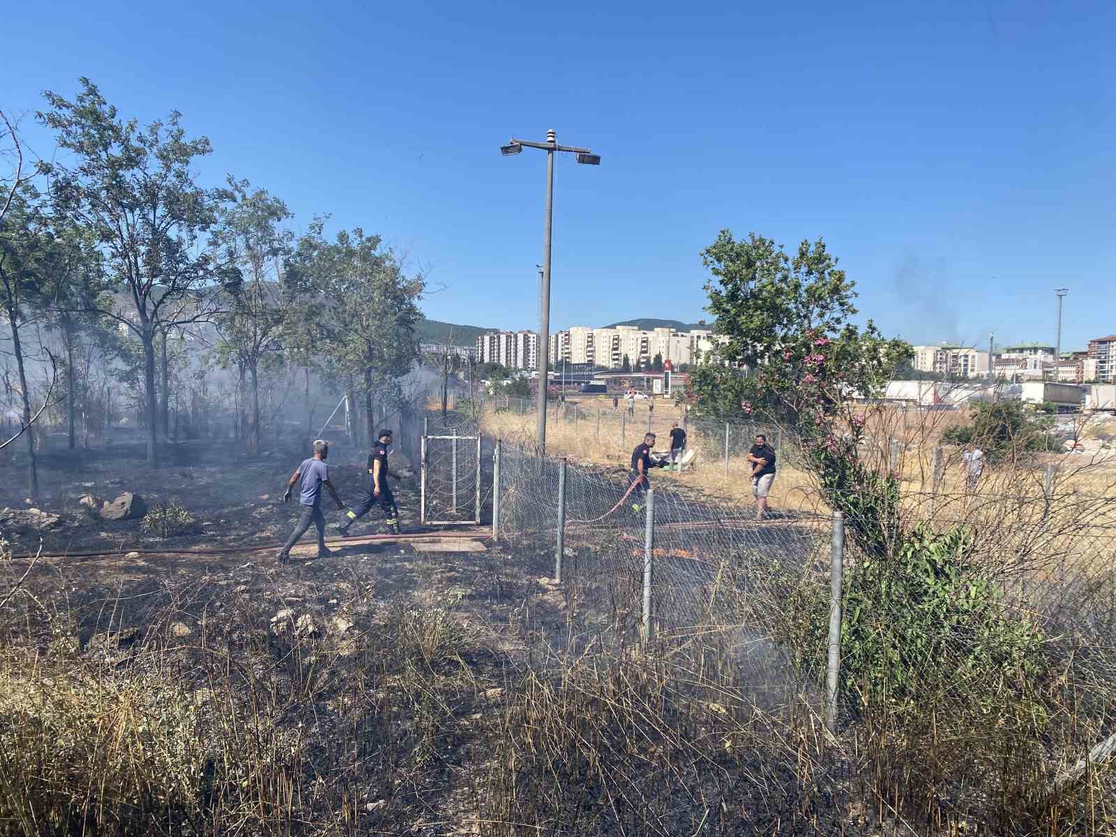 kocaelide saman yuklu tirin romorkunda cikan yangin mahalleyi sardi 0 rMrALtTF