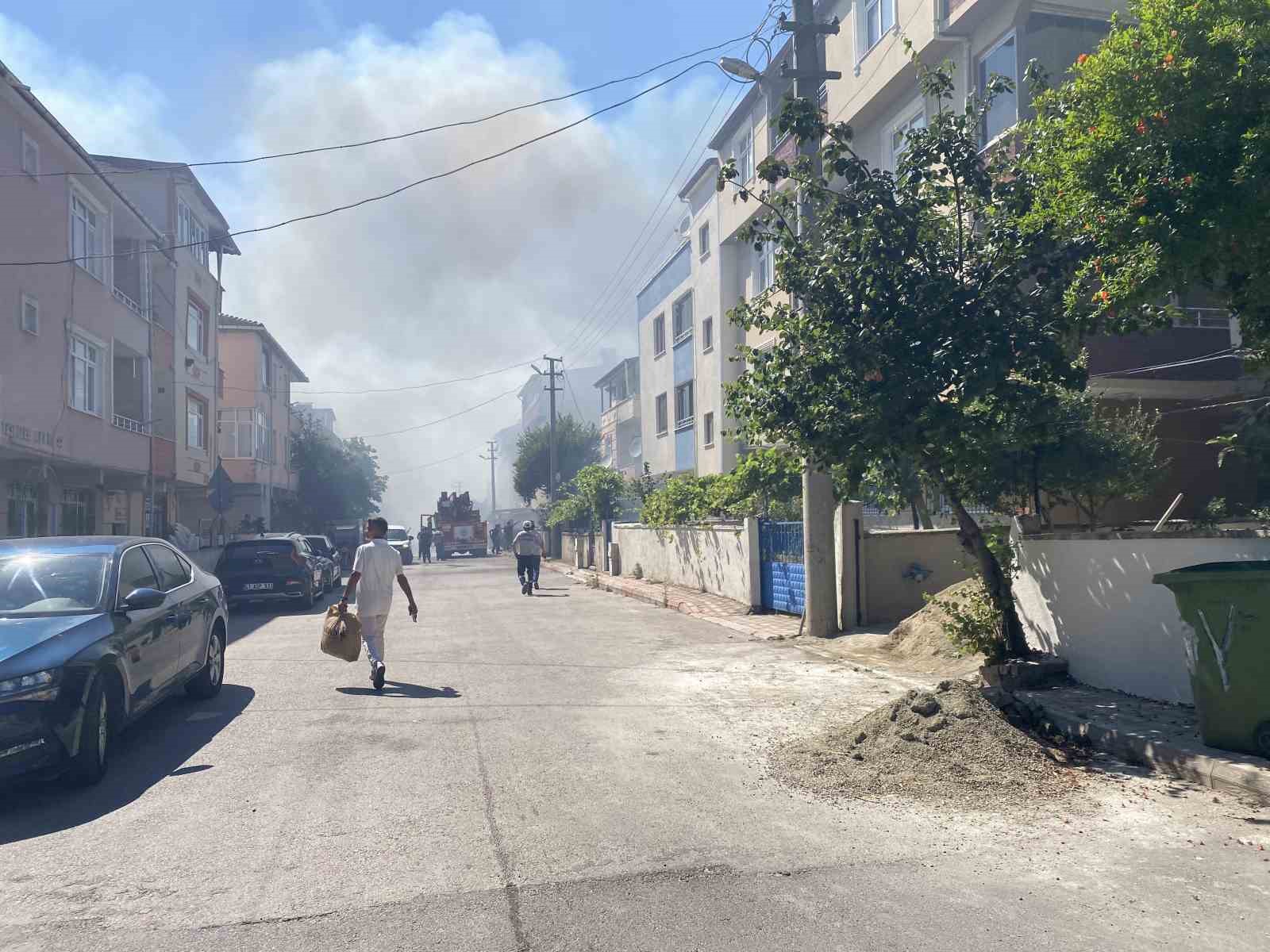 kocaelide saman yuklu tirin romorkunda cikan yangin mahalleyi sardi 2 M3l2HNC7