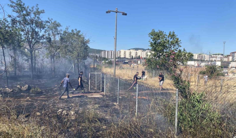 kocaelide-saman-yuklu-tirin-romorkunda-cikan-yangin-mahalleyi-sardi-2kwZd24s.jpg