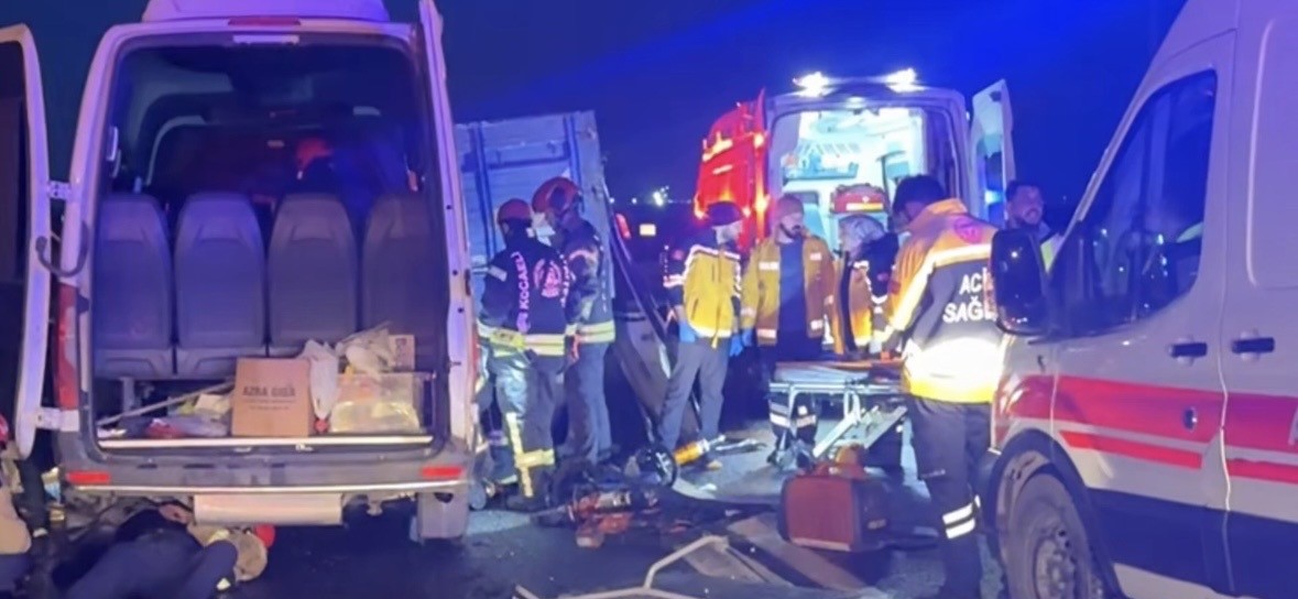 kocaelide servis minibusu ile kamyon carpisti 7 yarali 2