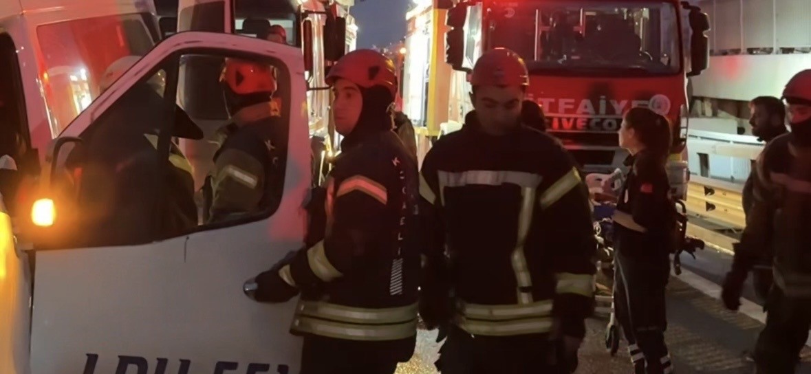 kocaelide servis minibusu ile kamyon carpisti 7 yarali 3