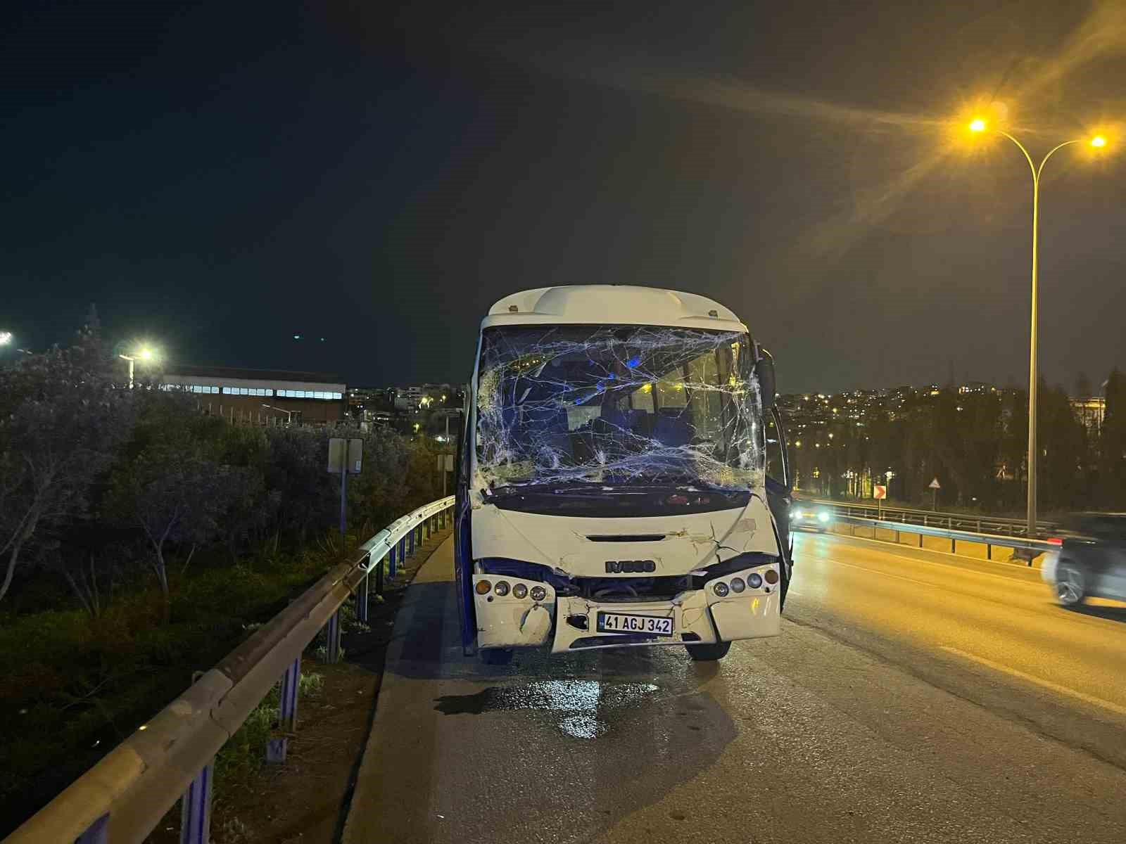 kocaelide servis minibusu tira carpti 6 yarali 0 5RksiwwB