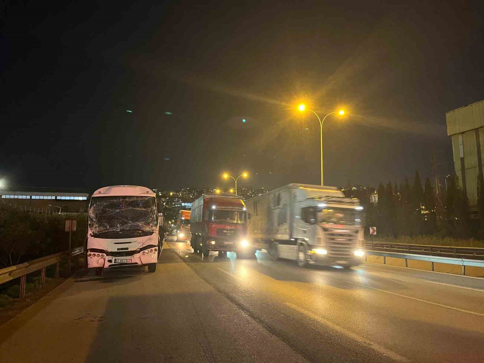 kocaelide servis minibusu tira carpti 6 yarali 1 iyQl1fCC