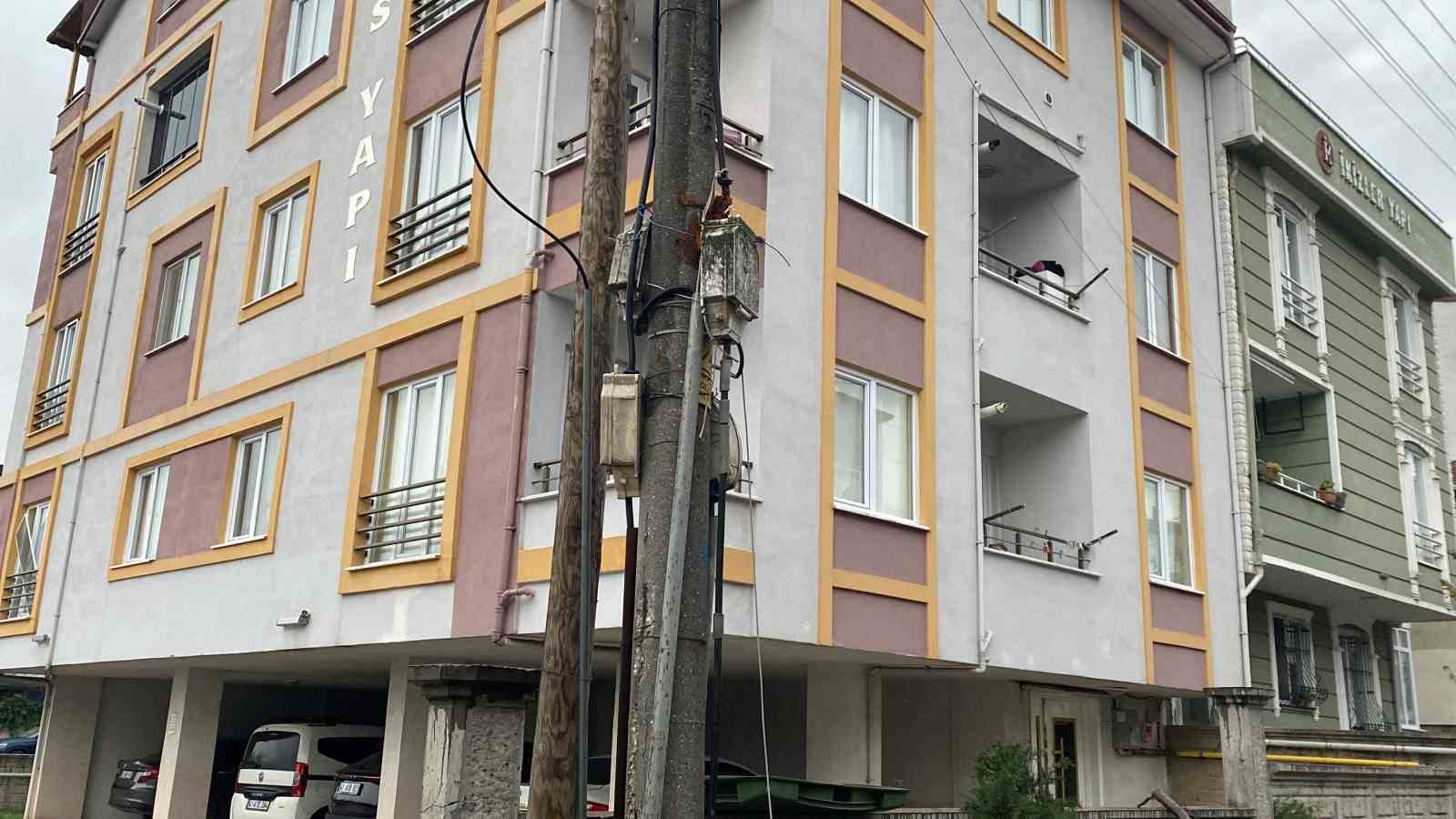 kocaelide siddetli ruzgar 12 metrelik agaci devirdi yol trafige kapandi 3 GUuXtIb3