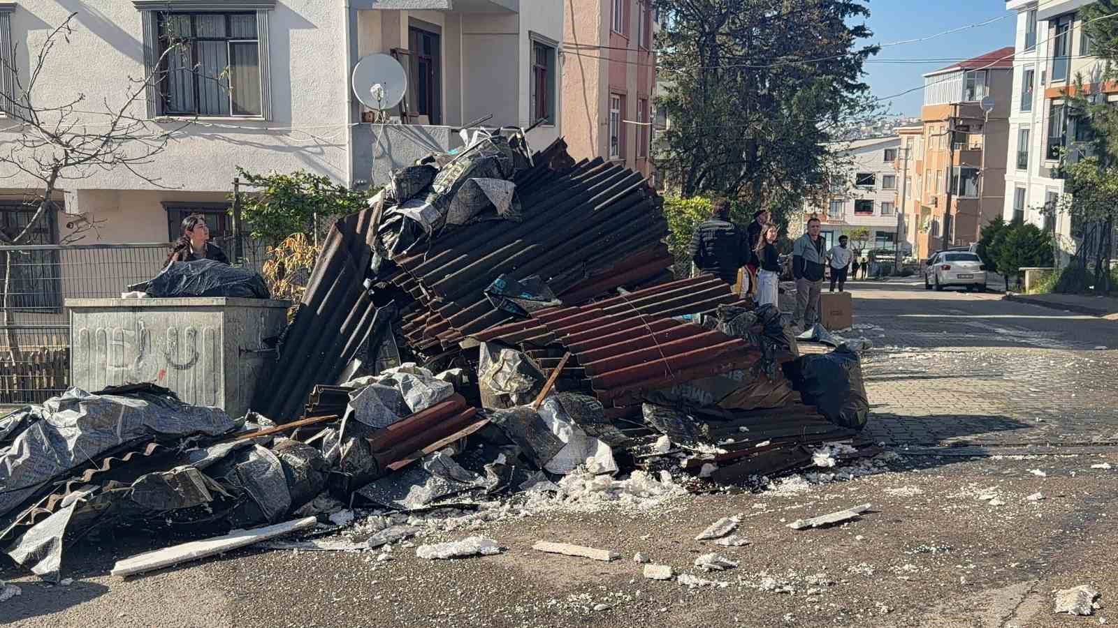 kocaelide tadilatta olan binanin catisi alevlere teslim oldu 0 q4S4EbQl