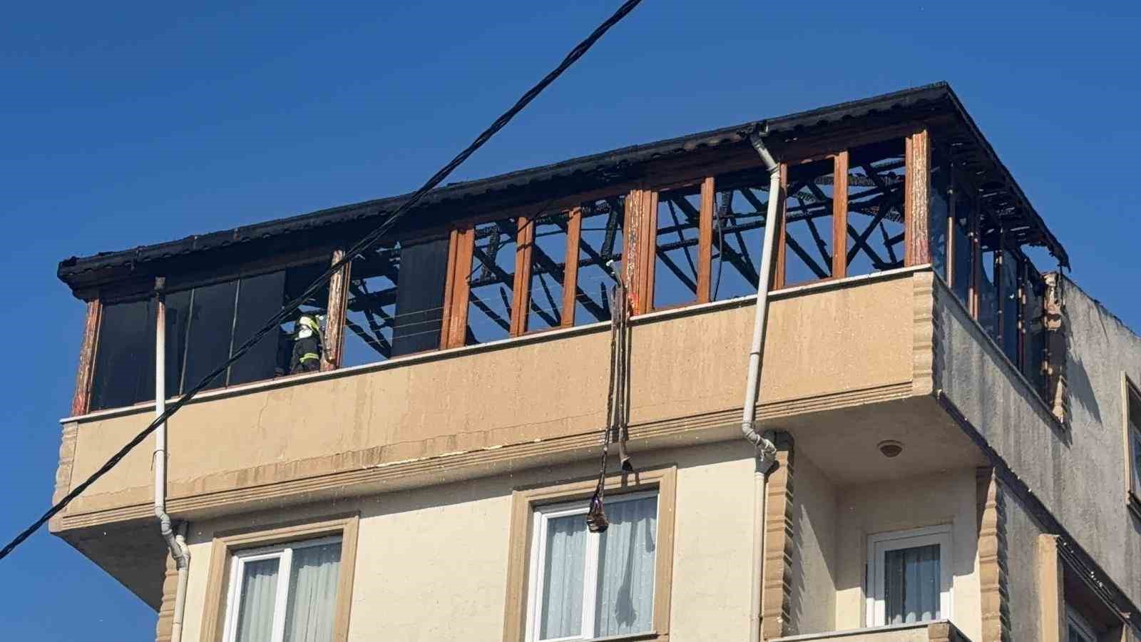 kocaelide tadilatta olan binanin catisi alevlere teslim oldu 1 uc1zjHJI