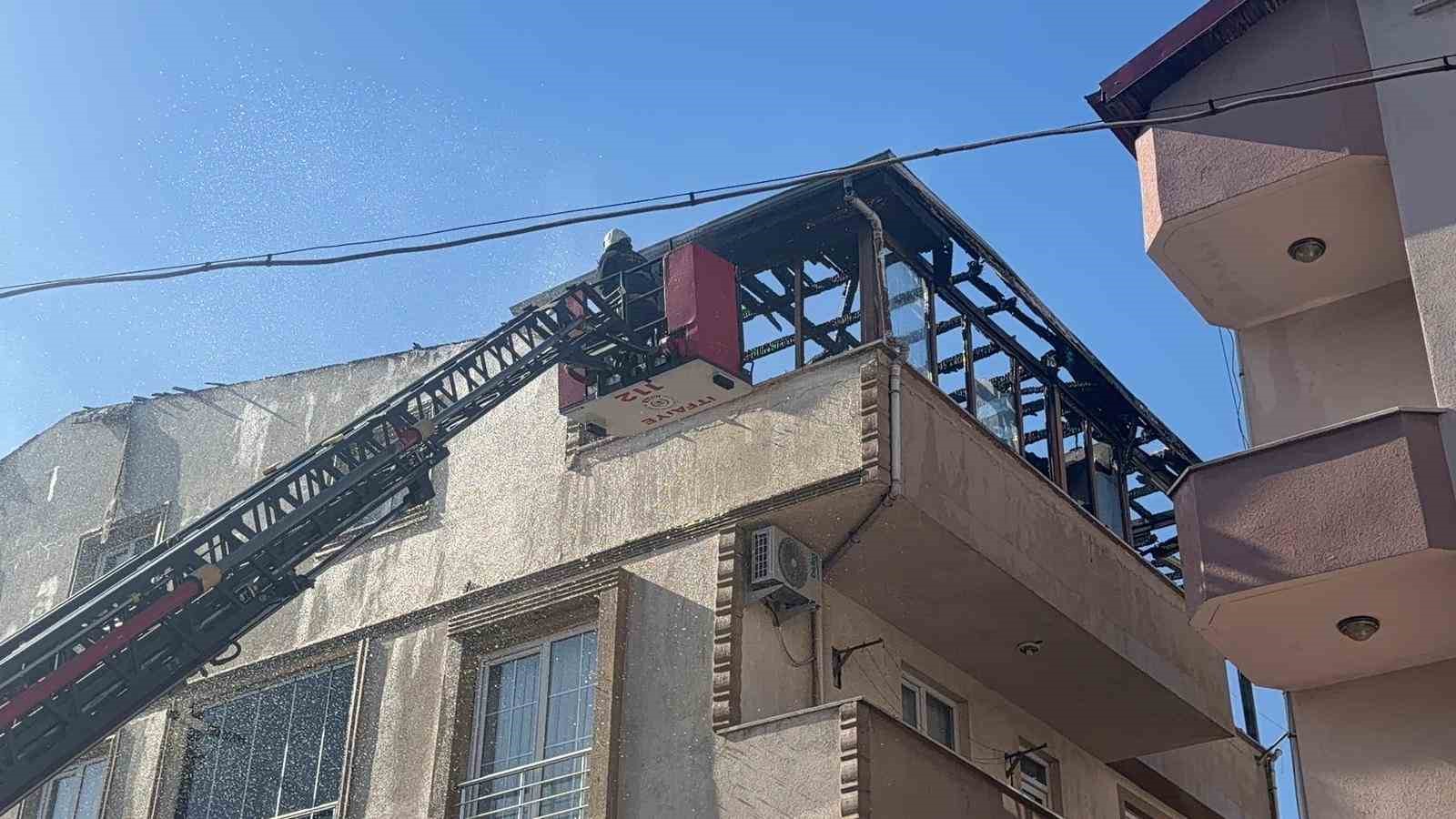kocaelide tadilatta olan binanin catisi alevlere teslim oldu 2 pMY6nFtF